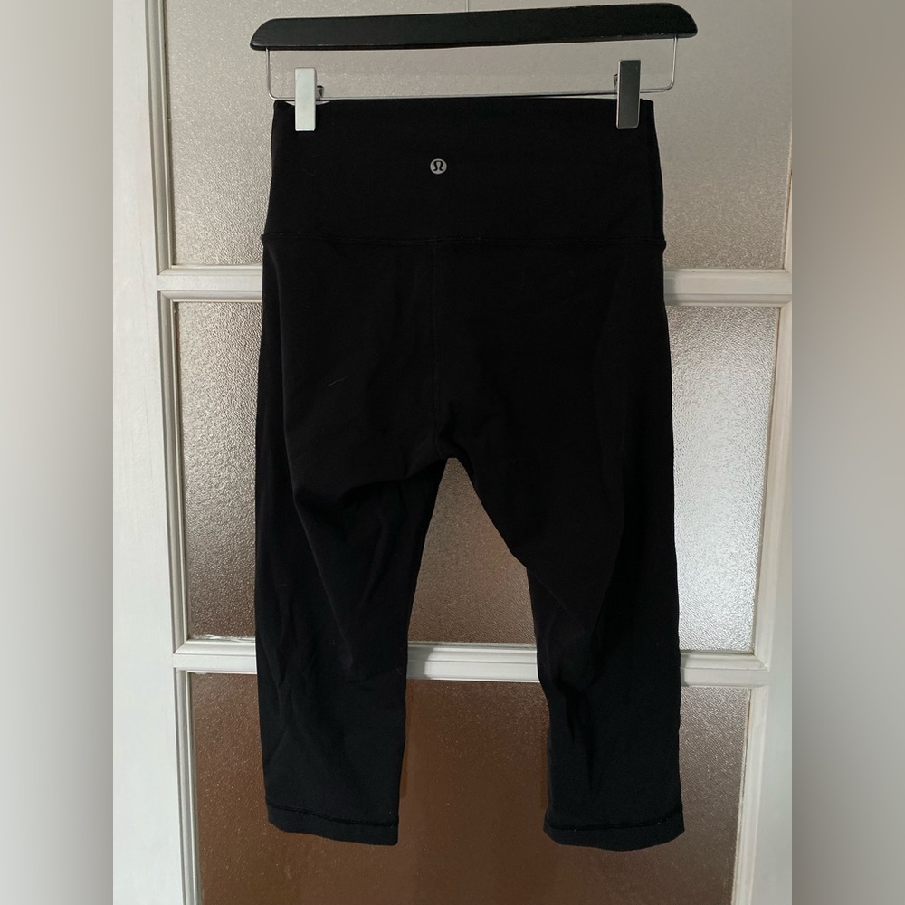 lululemon athletica Black leggings capris/knee length size 6